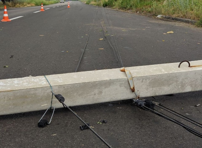 На Мукачівщині п’яний водій за кермом не розминувся з електроопорою
