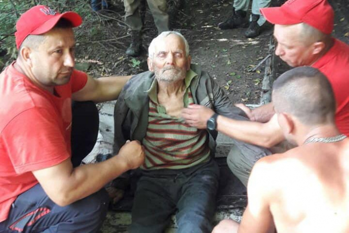 Закарпатські рятувальники знайшли в горах 90-річного дідуся
