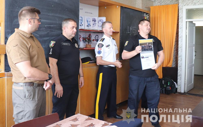 Канадські правоохоронці поділилися досвідом із закарпатськими колегами