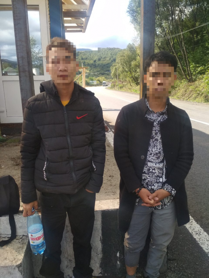 Два в’єтнамці самі приїхали до рук прикордонників та поліції в Нижніх Воротах