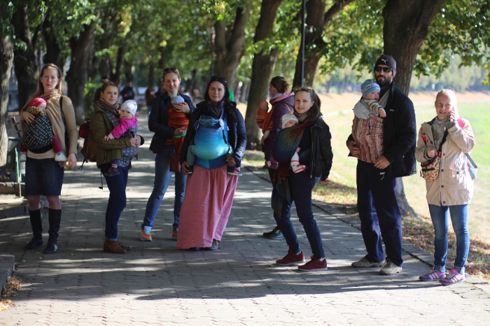 Мобільність, спокій, комфорт та інші переваги слінгоносіння: досвід ужгородських матусь