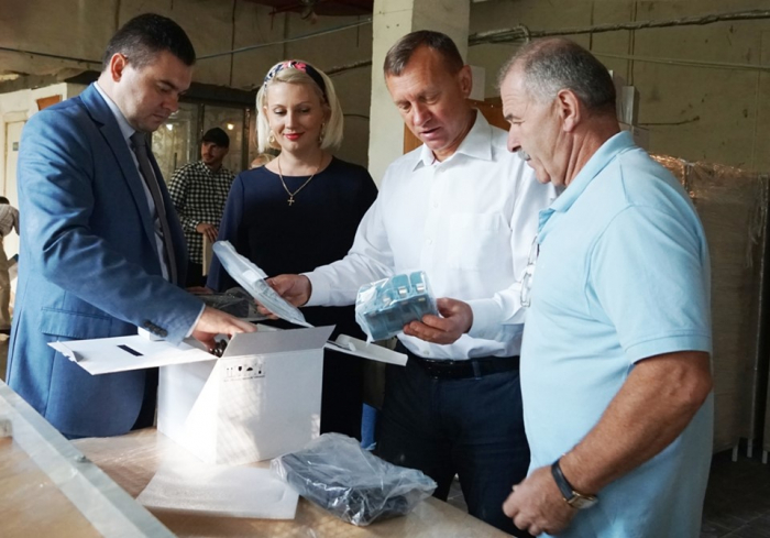 Ужгородські школи почали отримувати медичне обладнання для облаштування медкабінетів (ФОТО)