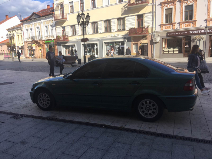 Європа починається з тебе, або Як ужгородські водії продовжують паркуватися на пішохідній частині (ФОТО)