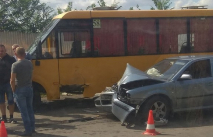 ДТП в Ужгороді: легковик протаранив маршрутний автобус
