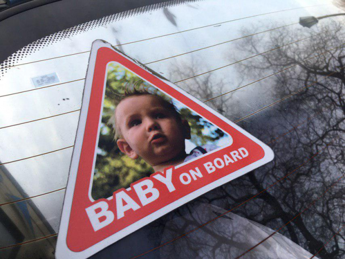 Дитина на борту: оригінальні наліпки на автомобілях ужгородців (ФОТО)