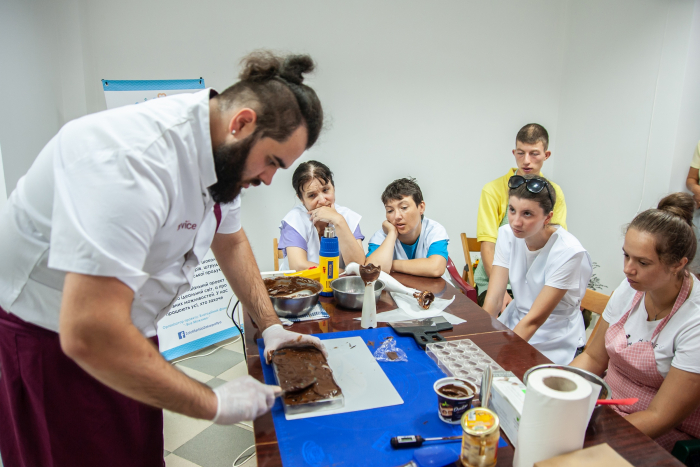 В Ужгороді запрацювала інклюзивна кондитерська "Золоті серця Закарпаття"