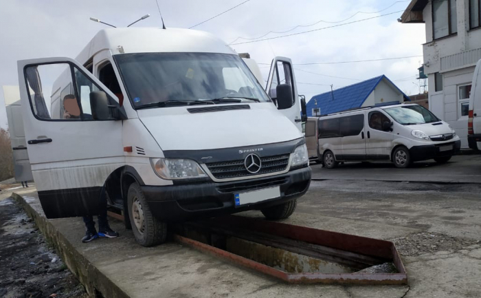 Закарпатські митники вилучили в українця мікроавтобус з цигарками, вартістю 239 тис. гривень