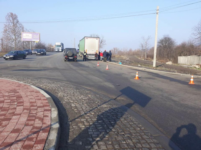 Чоловік, якого вантажівка зачепила причепом у Мукачеві, помер у лікарні