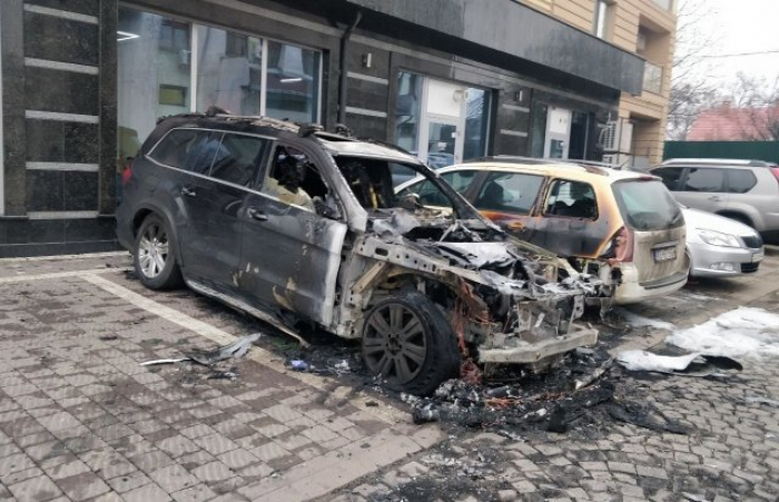 Поліція розслідує умисний підпал «Mercedes-Benz» в Ужгороді