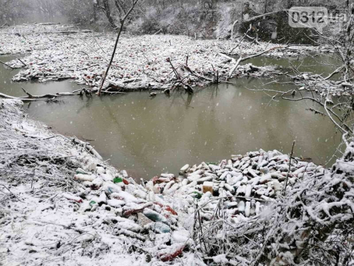 Капці, пляшки та настінний годинник: закарпатські активісти зайнялись розчисткою ріки Боржави (ФОТОРЕПОРТАЖ)