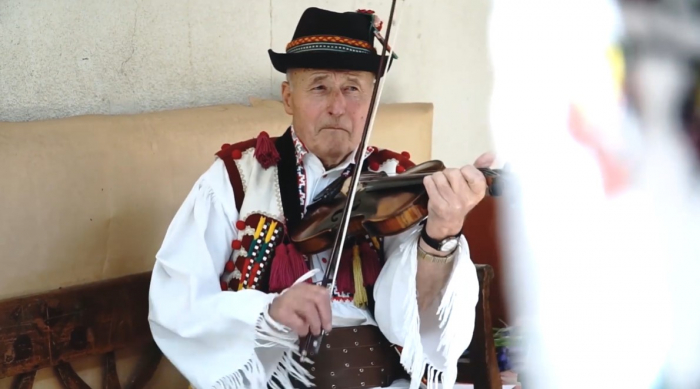 Збереження традицій: музикант на Закарпатті грає на декількох інструментах без музичної грамоти (ВІДЕО)