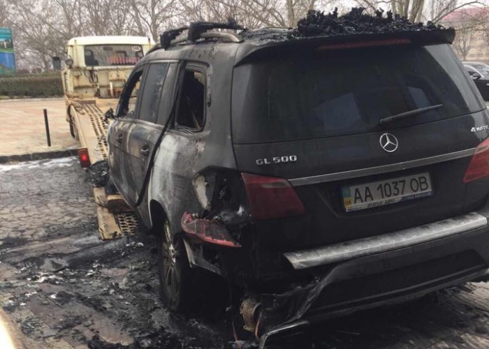 Підпал Mercedes-Benz в Ужгороді: з’явилося відео із зловмисником