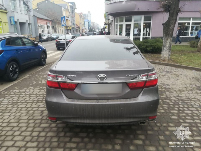 Патрульні в Ужгороді стежать за дотриманням водіями правил паркування і штрафують