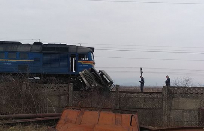На Тячівщині потяг переїхав асенізаторську автівку