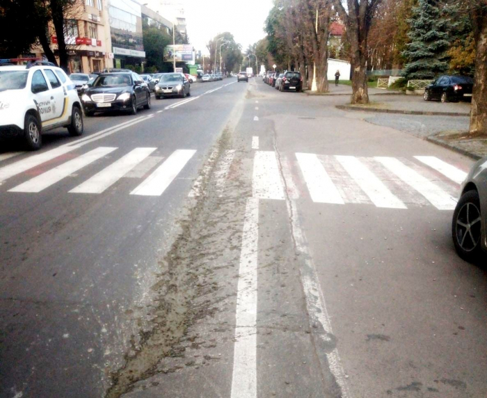 Водій бетономішалки розлив бетон на 3 вулицях Ужгорода. Його покарали (ФОТО, ВІДЕО)