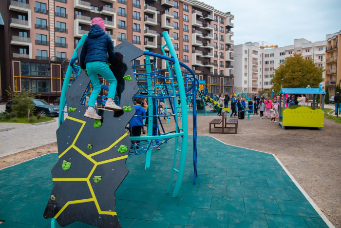 Сучасний дитячо-спортивний майданчик встановили на вулиці Петра Лінтура в Ужгороді