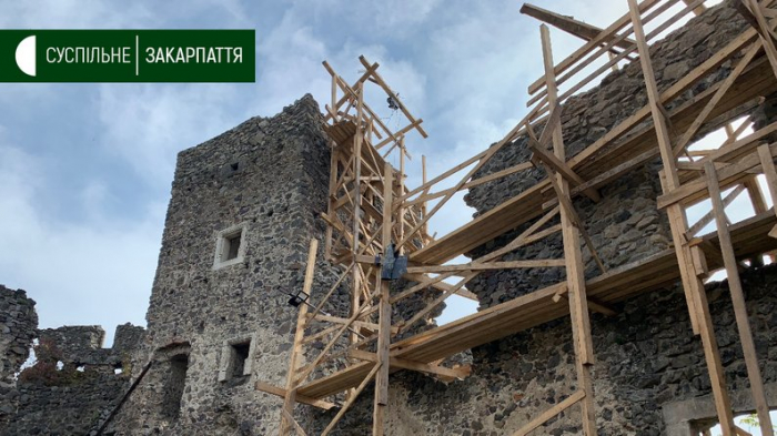 Стіни великої вежі Донжон Невицького замку зводять будівельники на Закарпатті