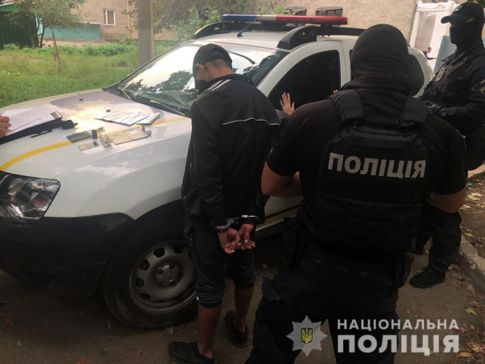 Поліцейські Ужгородщини затримали зловмисника за збут наркотиків