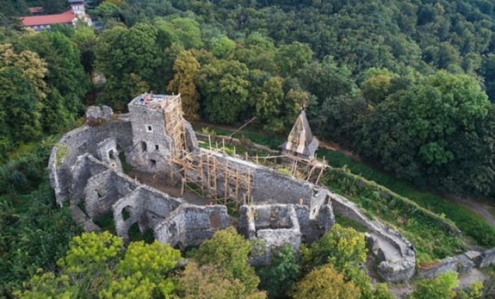 Реставрація Невицького замку: уже відбудували одну з веж (ФОТО)