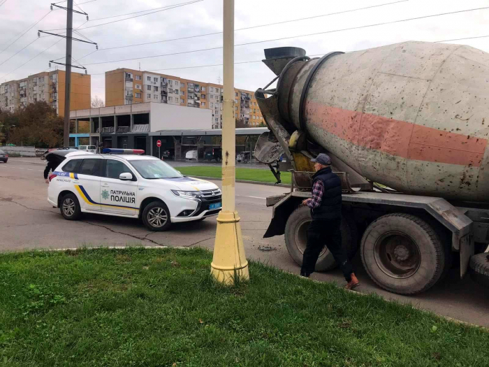 В Ужгороді водій знову розлив розчин бетону на асфальт – складено два протоколи