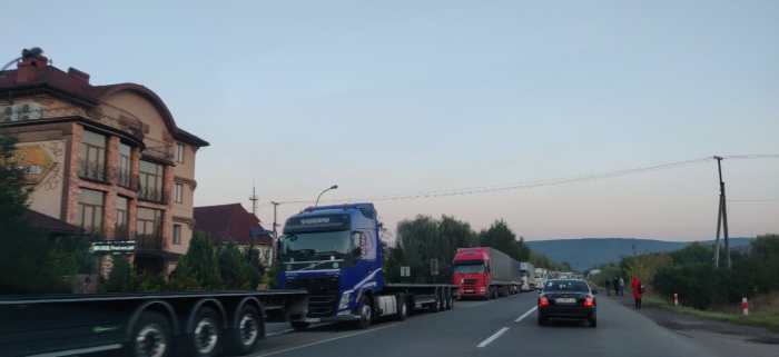 Понад 400 вантажівок: утворилася черга від КПП "Ужгород" аж до повороту на Доманинці