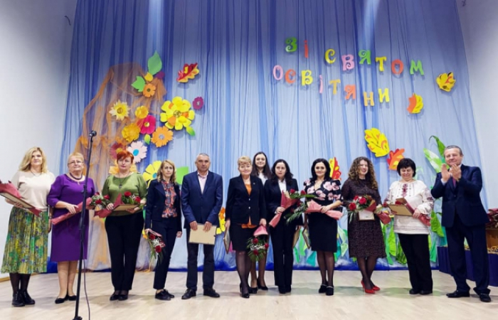 “За ініціативу, творчість і педагогічний пошук”: 10 кращих вчителів Мукачева отримали премію