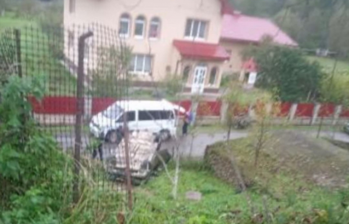 ДТП на Іршавщині: автівка злетіла з дороги та перекинулася 
