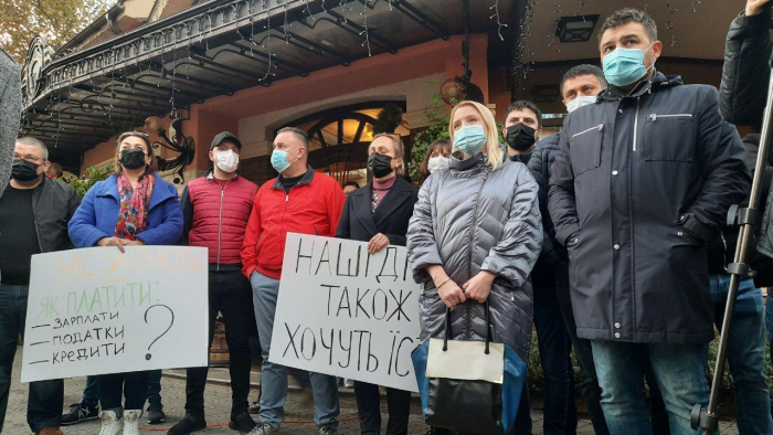 «Наші діти теж хочуть їсти»: підприємці Ужгорода просять центральну владу почути їх і не припиняти роботу закладів ФОТО