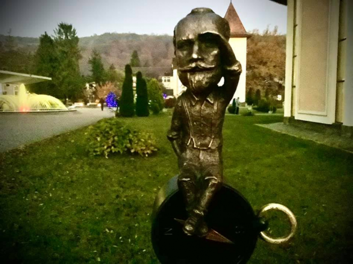 На Свалявщині встановили першу міні-скульптурку - принцу Рудольфу Габсбургу