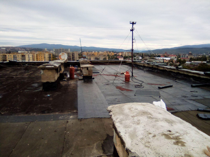 Ужгород: триває ремонт даху однієї з багатоповерхівок