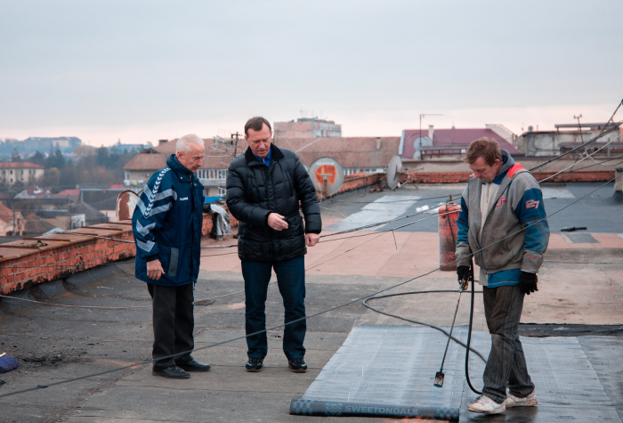Ужгородський міський голова оглянув, як ремонтують дах однієї з багатоповерхівок
