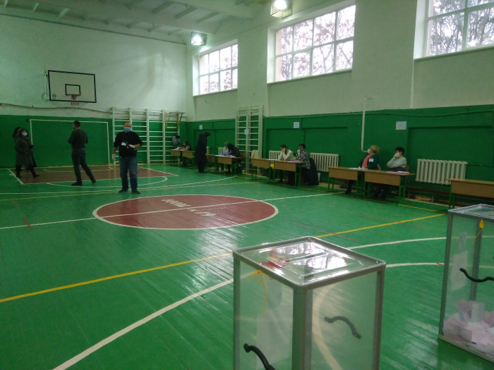 В Ужгороді на одній із ДВК членкиню запідозрили у позначках щодо явки окремих виборців
