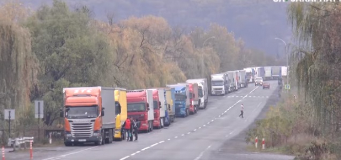 Перед пунктом пропуску «Ужгород-Вишнє Нємецьке» – знову кілометрові черги вантажівок