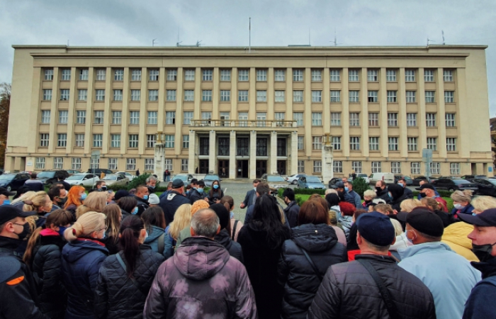 Хочуть працювати: В Ужгороді мітингують продавці ринку Краснодонців (ФОТО)