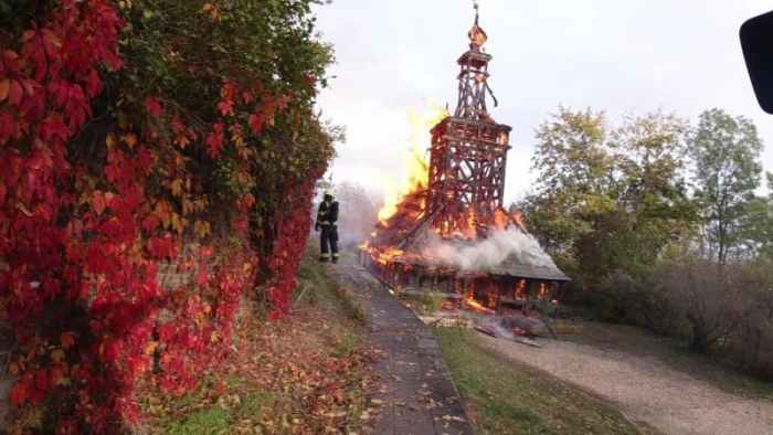 У Празі збирають кошти на відновлення знищеної вогнем унікальної церкви із Закарпаття