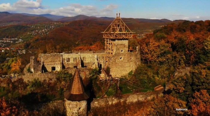Відео дня: Невицький замок в осінніх барвах показали з висоти польоту квадрокоптера