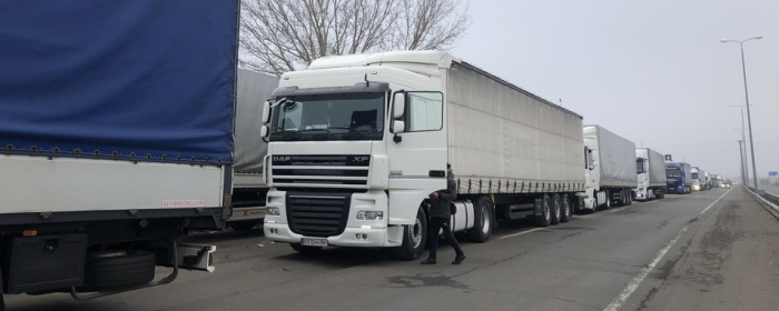 260 вантажівок стоять у черзі від КПП "Тиса" до села Тийглаш на Закарпатті
