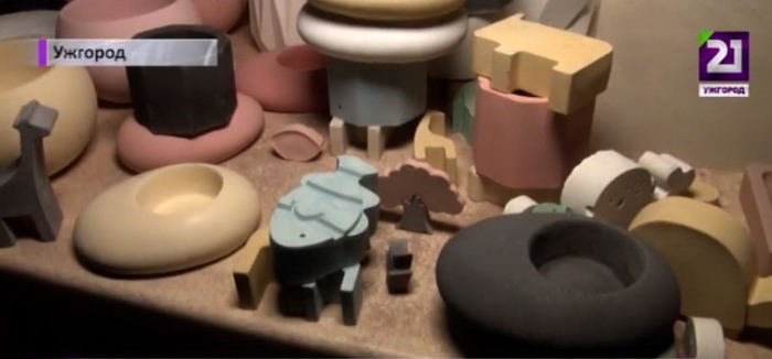 Ужгородець виготовляє з бетону підсвічники, годинники, мильниці, попільнички та навіть дитячі іграшки