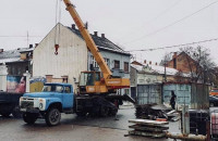 У центрі Берегова монтують ковзанку