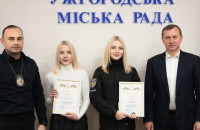 Богдан Андріїв нагородив ужгородських працівниць патрульної поліції – Еліну Даков та Емілію Савчук