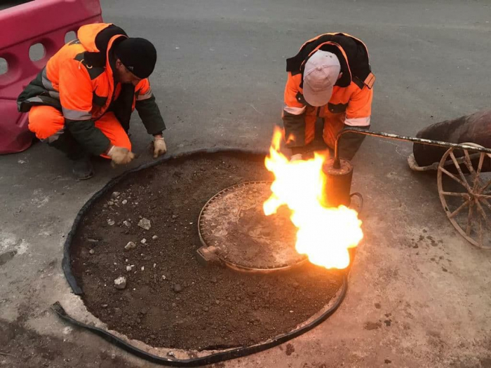 Завдяки сучасній техніці в Ужгороді встановлюють каналізаційні люки з більшою ефективністю  (ФОТО)