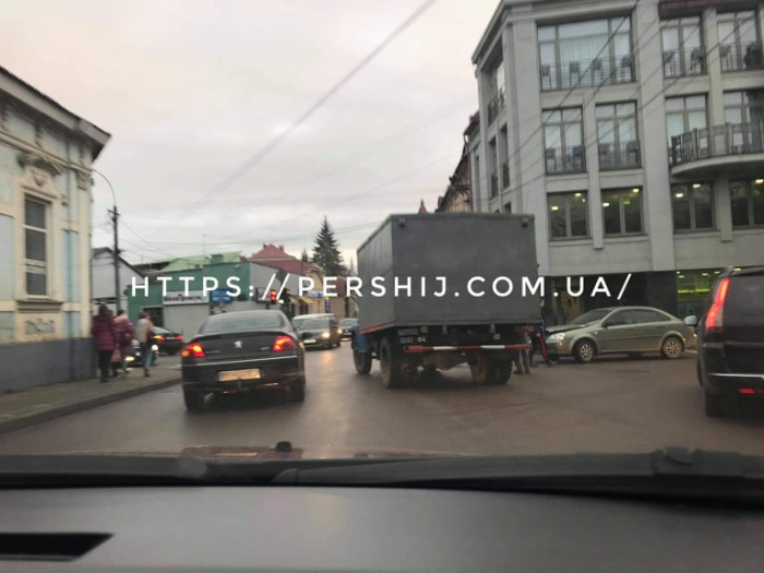 ДТП в Ужгороді: дорогу не поділили вантажівка та Chevrolet 