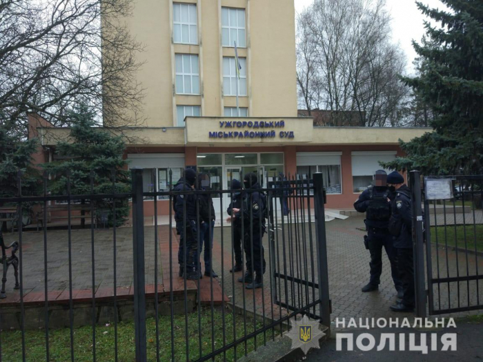 Поліцейські встановлюють аноніма, який повідомив про замінування суду в Ужгороді