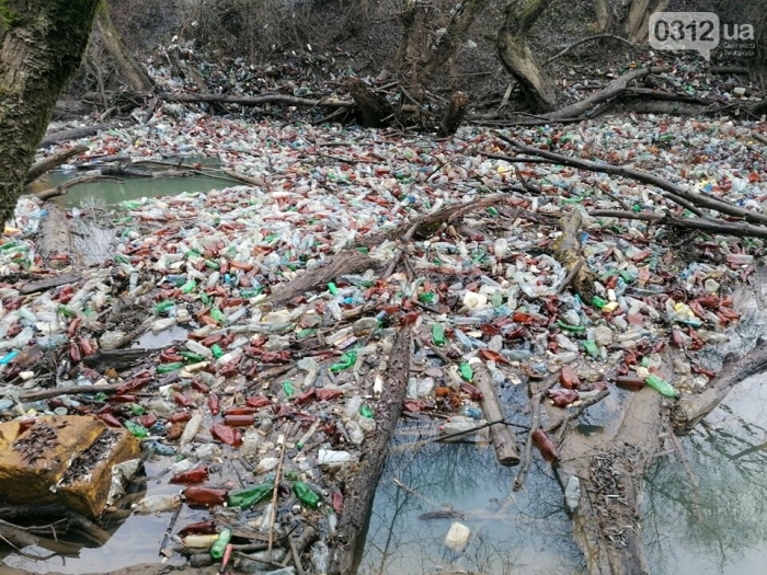 Закарпаття у смітті: на річках області більшає сміттєвих заторів (ФОТО)
