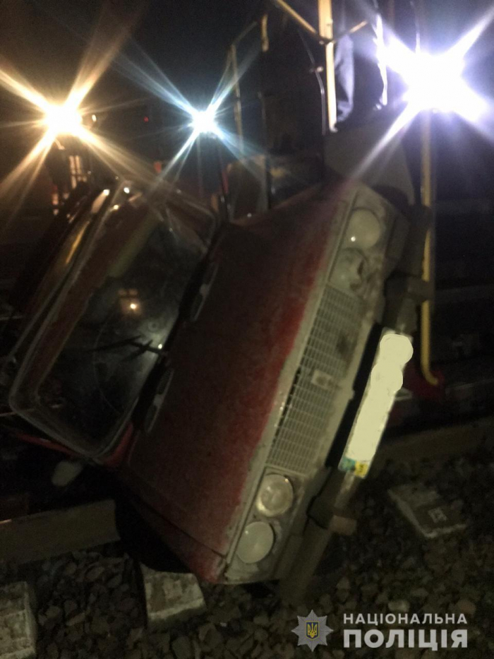 На Виноградівщині водій Жигуля зіткнувся з тепловозом на залізничному переїзді