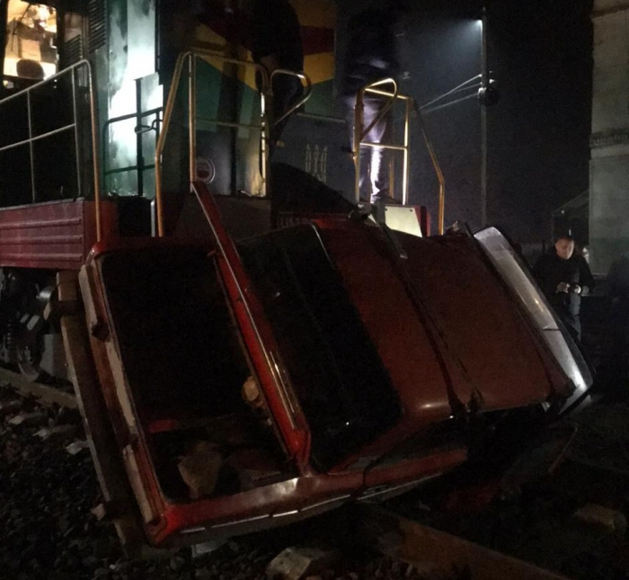 На Закарпатті ВАЗ потрапив під потяг. Чи є жертви?