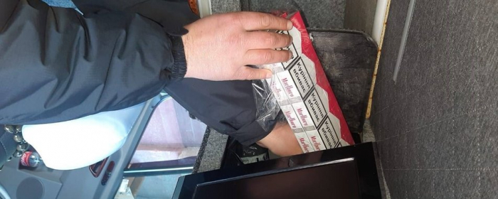 Приховані 140 пачок сигарет виявили прикордонники в мікроавтобусі українця
