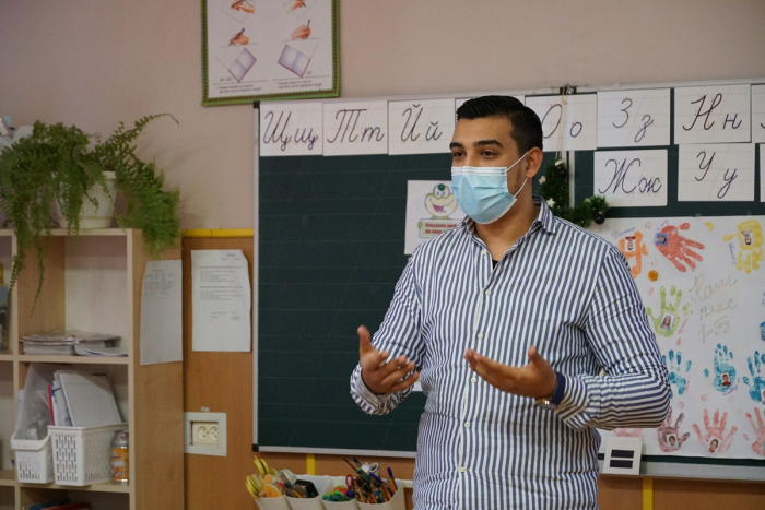 В ужгородській ЗОШ №11 дітям допомагає навчатися ромський асистент. Як це працює і чи ефективно?