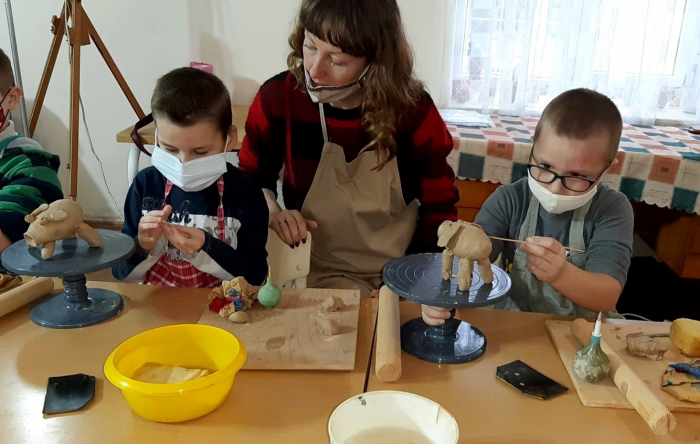 В Ужгороді для дітей з особливими освітніми потребами проводять майстер-класи з гончарства