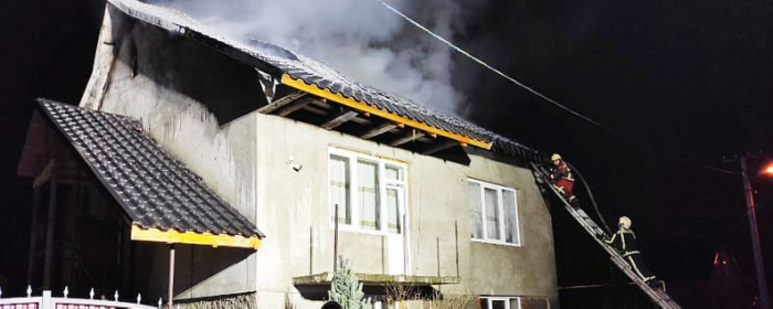 У Хусті рятувальники понад дві години гасили пожежу в житловому будинку
